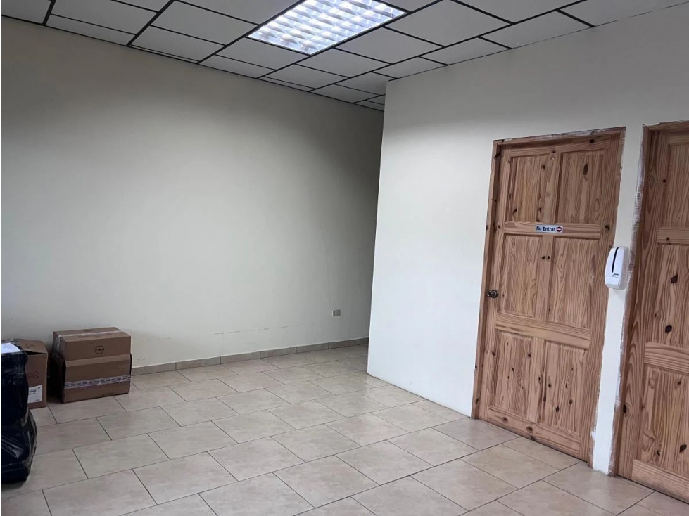 Local comercial con oficina Divididas. - 3