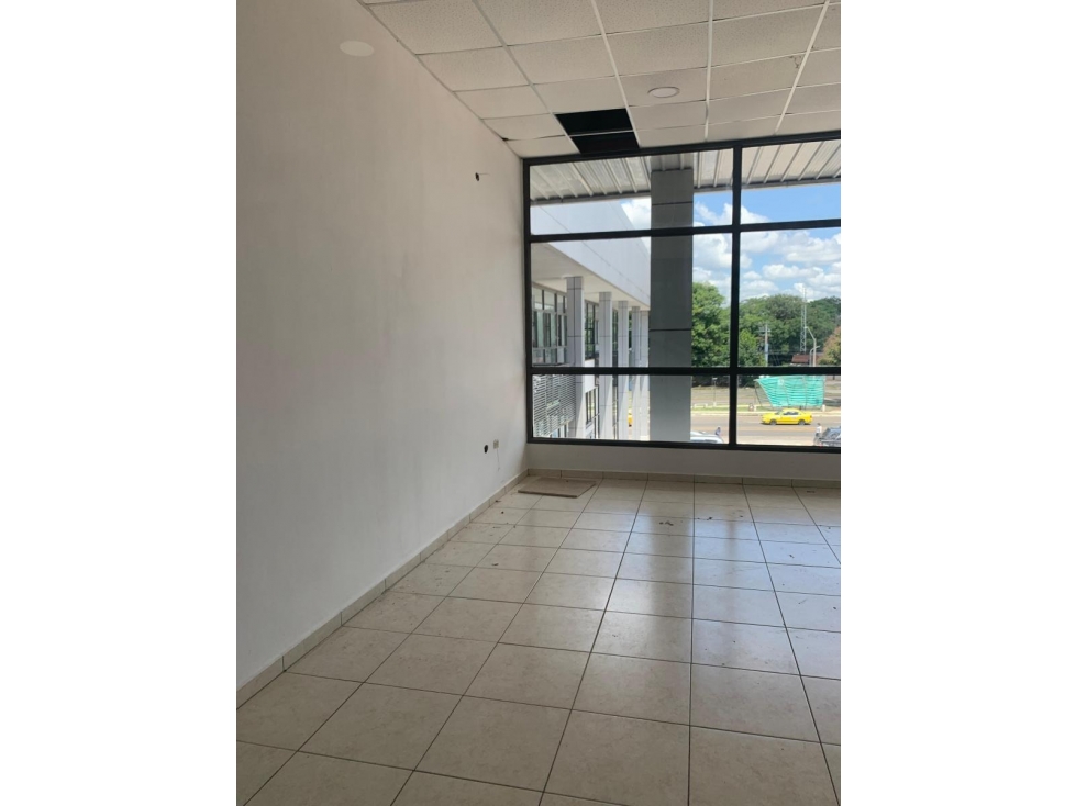 Alquiler de Oficinas en Plaza Comercial - 4