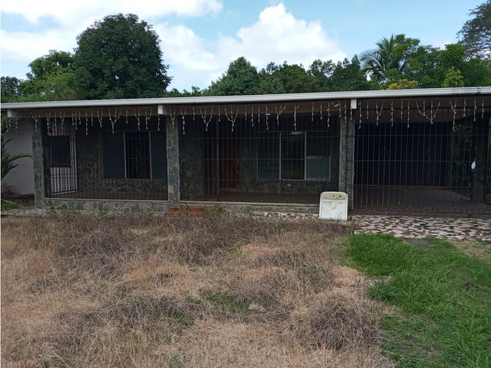 RESIDENCIA BIEN AMPLIA EN TERRENO DE 5 MIL METROS