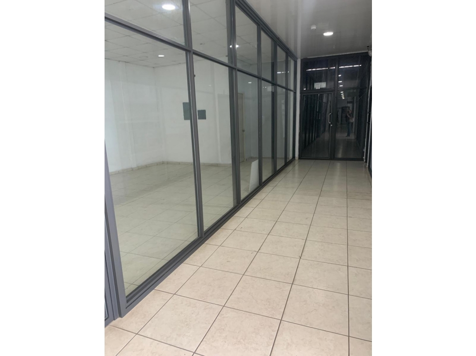 Alquiler de Oficinas en Plaza Comercial - 3