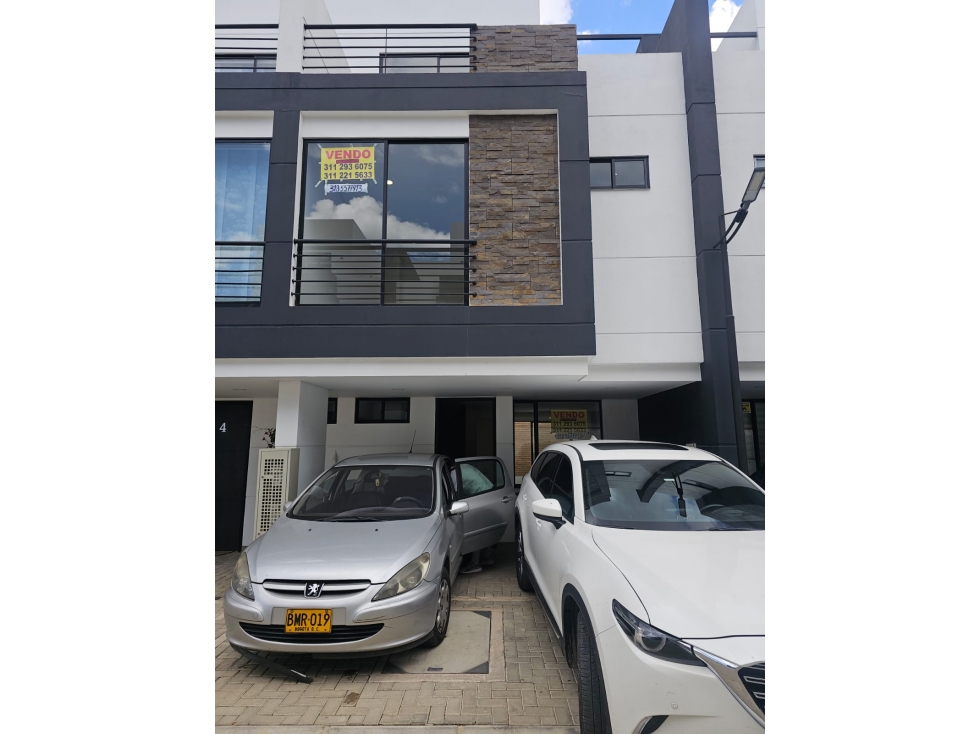 CASA CON JARDIN EN CONJUNTO CERRADO — foto 2
