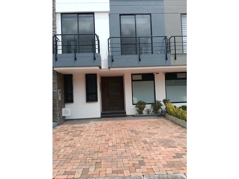 CASA CON JARDIN EN CONJUNTO CERRADO
