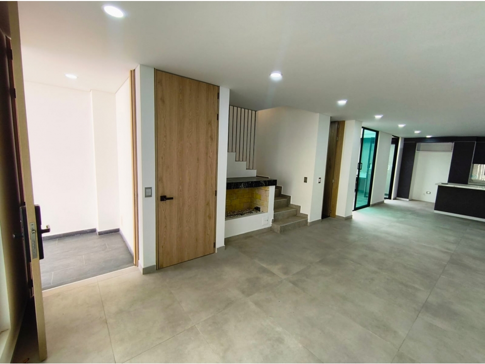 CASA URBANA EN CONJUNTO CERRADO