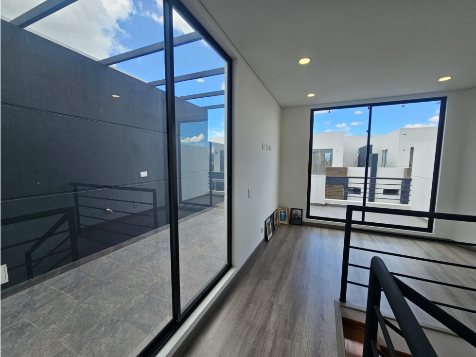 CASA CON JARDIN EN CONJUNTO CERRADO — foto 3