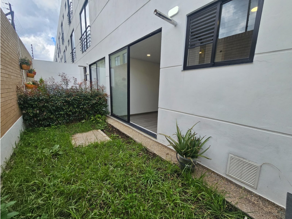 CASA CON JARDIN EN CONJUNTO CERRADO — foto 4
