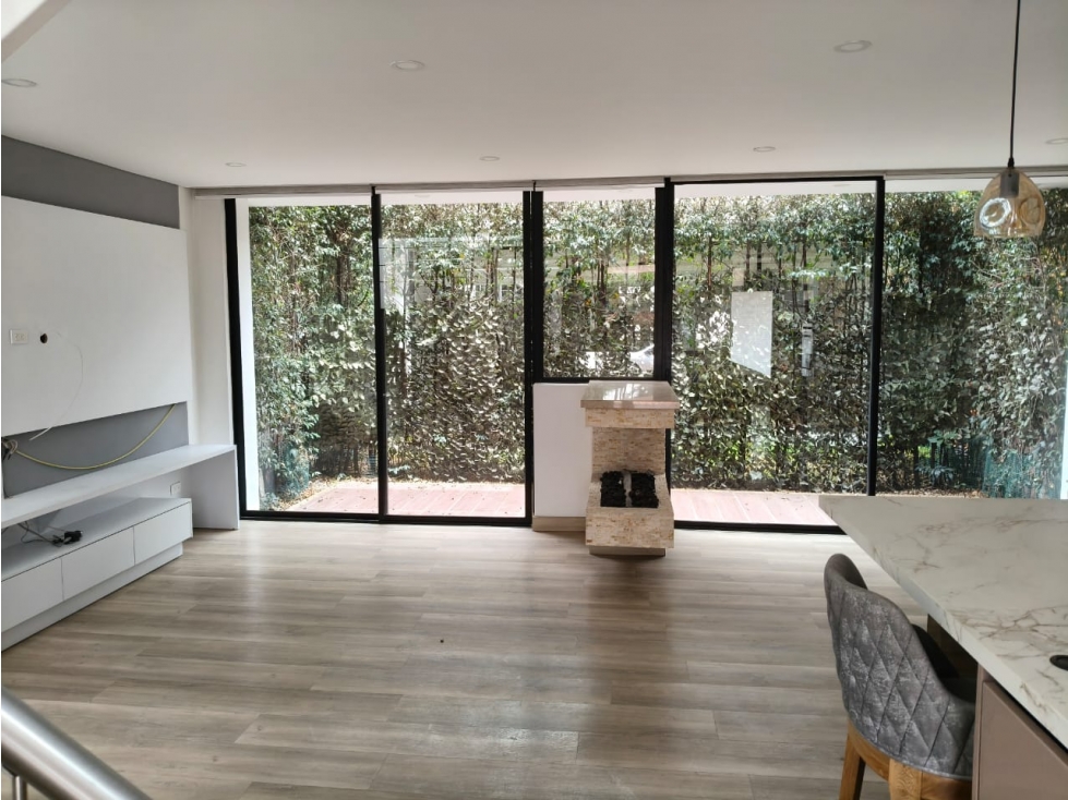 CASA CON JARDIN EN CONJUNTO CERRADO — foto 2