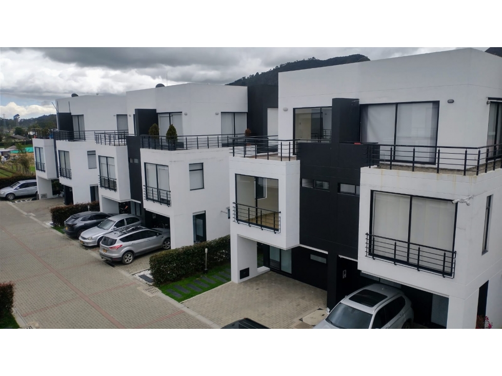 CASA CON ZONA VERDE EN CONJUNTO CERRADO - 1
