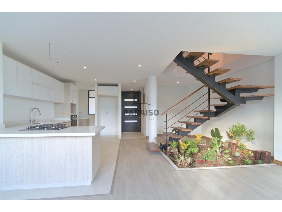 CASA CON JARDÍN EN CONJUNTO CERRADO