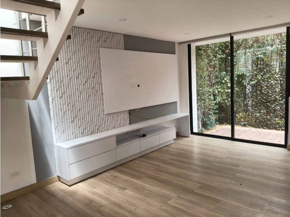 CASA CON JARDIN EN CONJUNTO CERRADO — foto 3
