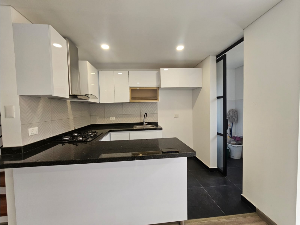 CASA CON JARDIN EN CONJUNTO CERRADO — foto 6