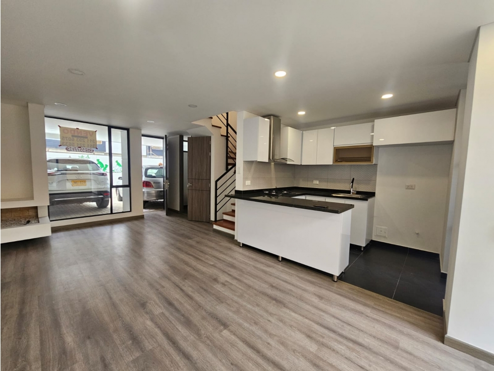 CASA CON JARDIN EN CONJUNTO CERRADO