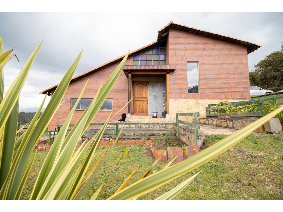 Finca con dos casas y pesebreras para venta en Guasca - 1
