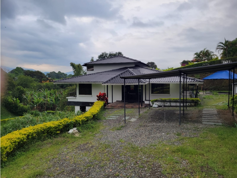 SE VENDE HERMOSA CASA CAMPESTRE EN CALARCA