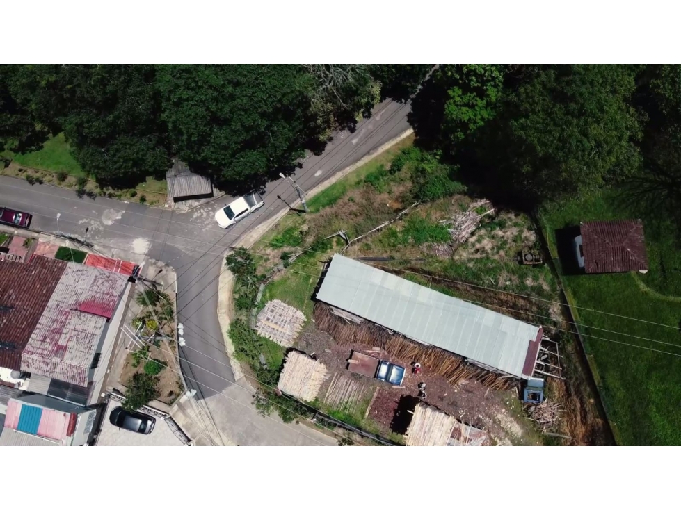 LUXA VENDE LOTE ESQUINERO EN EL BARRIO EL REFUGIO - 1