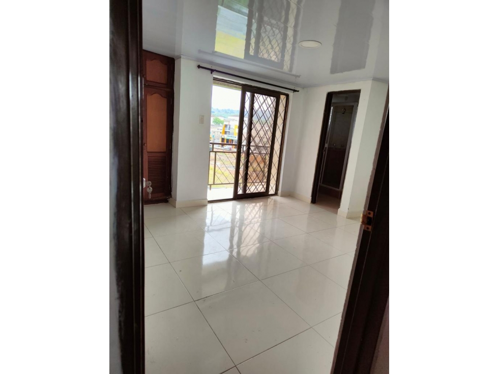 LUXA VENDE CASA CON APTO Y APARTAESTUDIO. BARRIO PRADOS DEL NORTE — foto 2