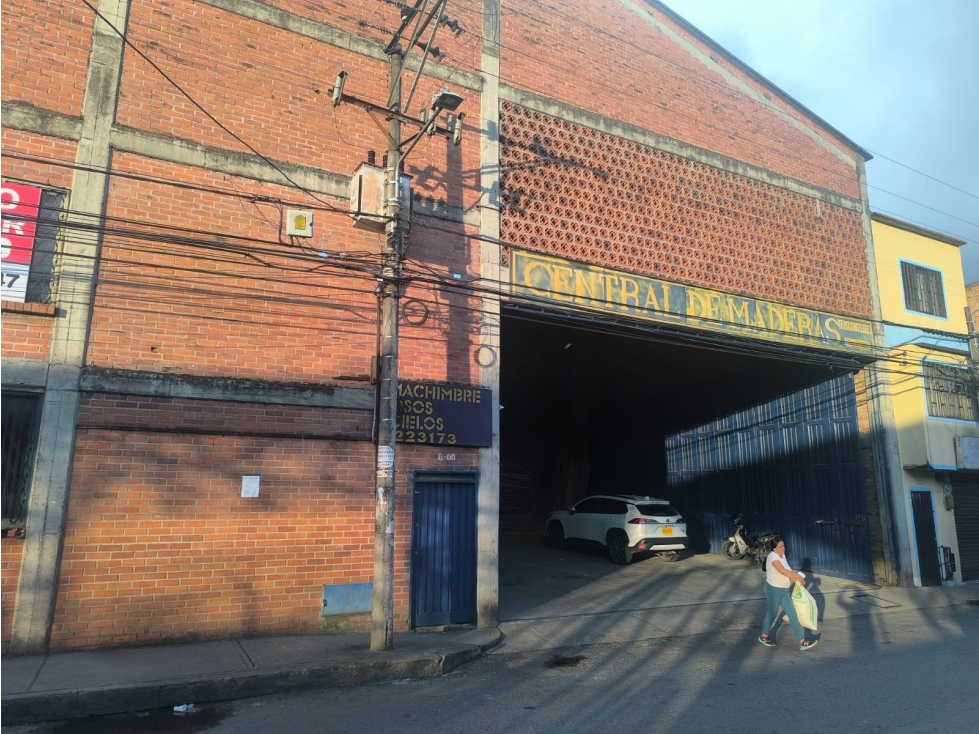 LUXA INMOBILIARIA ARRIENDA BODEGA COMERCIAL CALLE 13 .AMPLIA