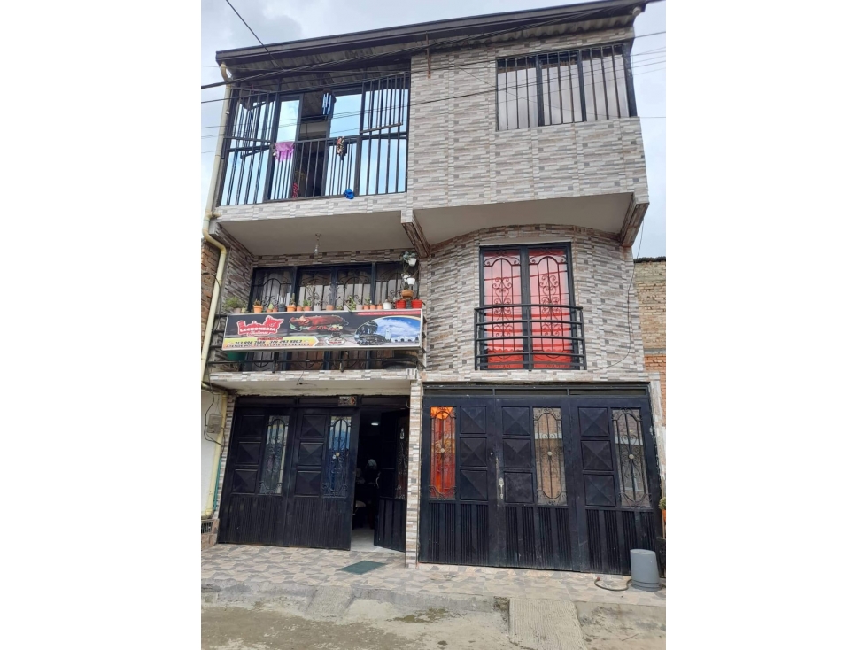 LUXA VENDE CASA 3 PISOS VARIANTE NORTE SECTOR ENTREPINOS