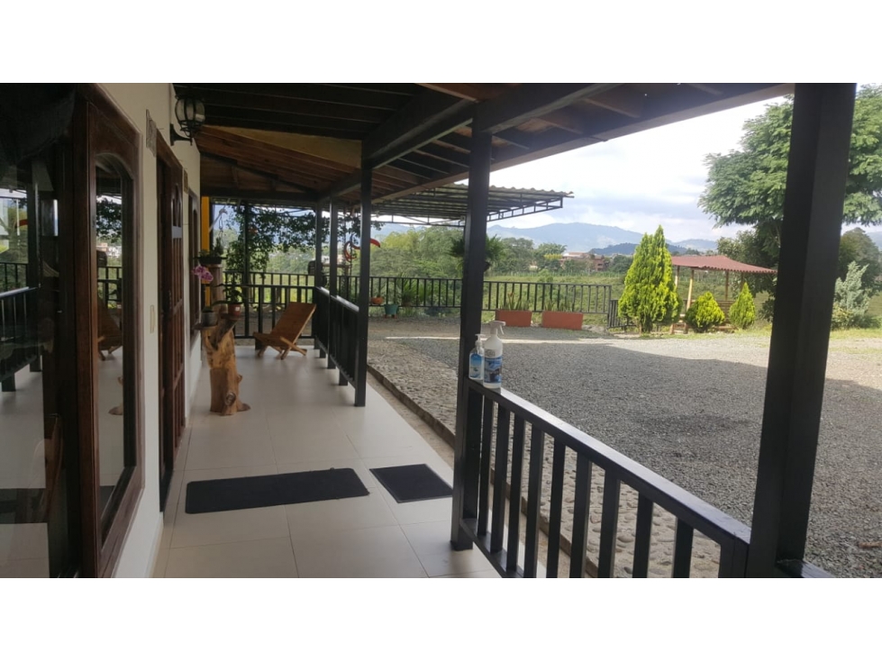 VENTA CASA CAMPESTRE ENTRADA LA CASONA VÍA ARMENIA, PEREIRA COLOMBIA