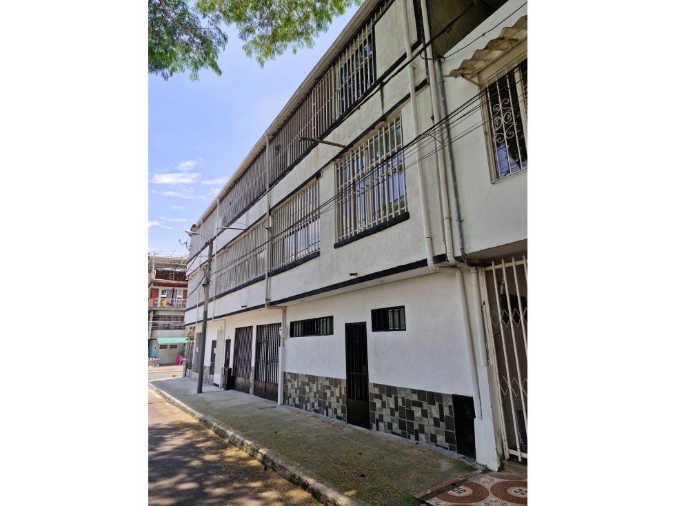 VENDEMOS CASA COMERCIAL DE TRES PISOS ESQUINERA