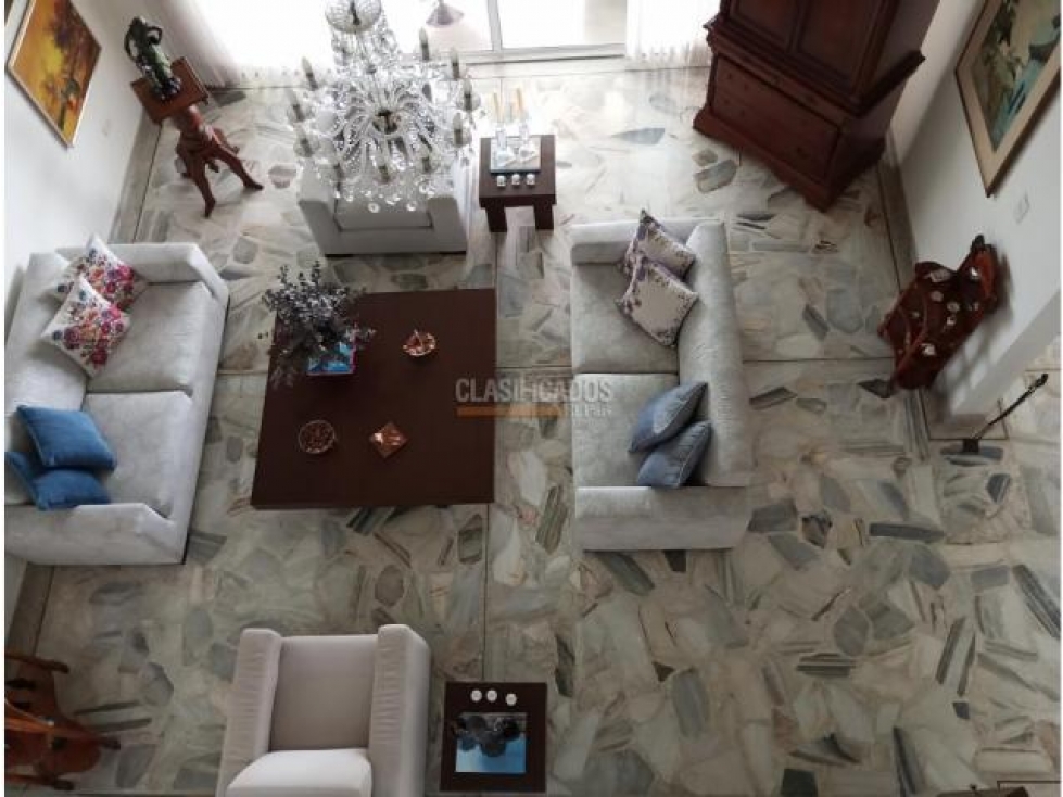CASA DE 2 NIVELES LOS CRISTALES
