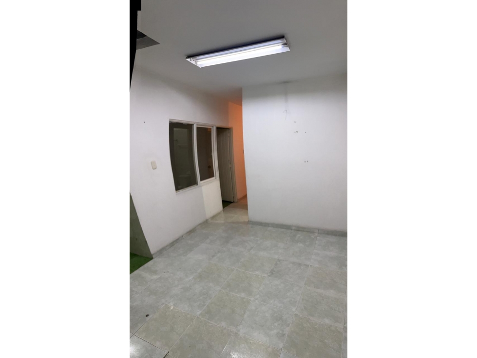 EDIFICIO DE TRES PISOS COMERCIAL SOBRE LA 34 EN EL BARRIO EL TRONCAL — foto 4