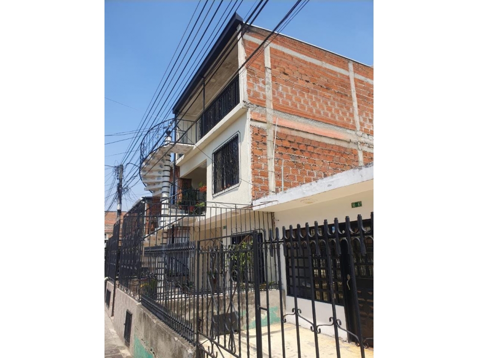 VENDEMOS CASA DE TRES PISOS CON TRES VIVIENDAS EN LAS CEIBAS.
