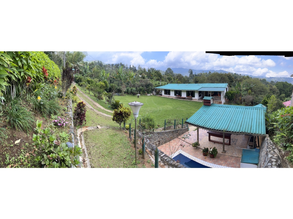CASA CAMPESTRE EN LADRILLO Y CEMENTO CON PISCINA TOCOTA