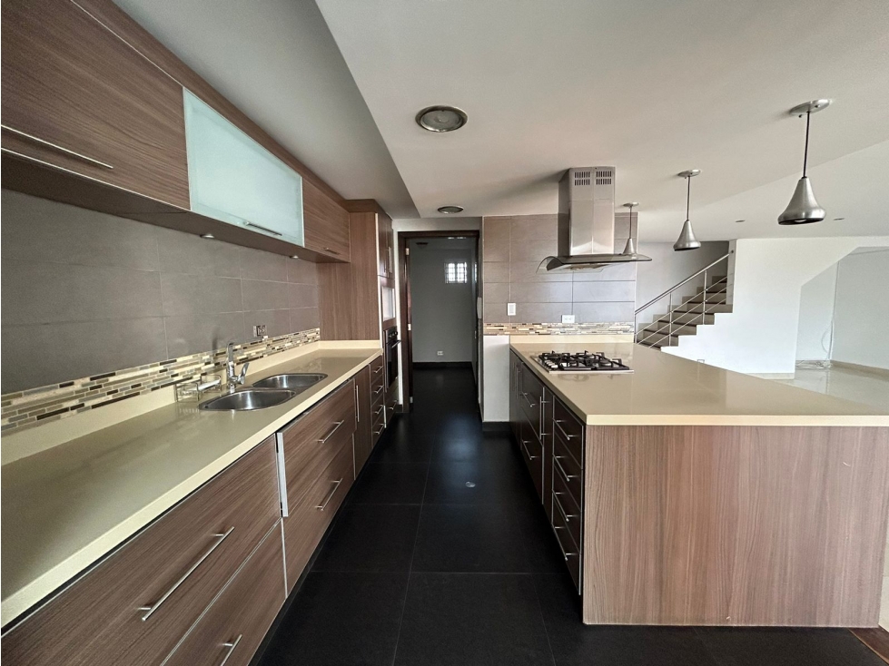 VENDEMOS APTO REMODELADO DUPLEX EN BELLAVISTA.