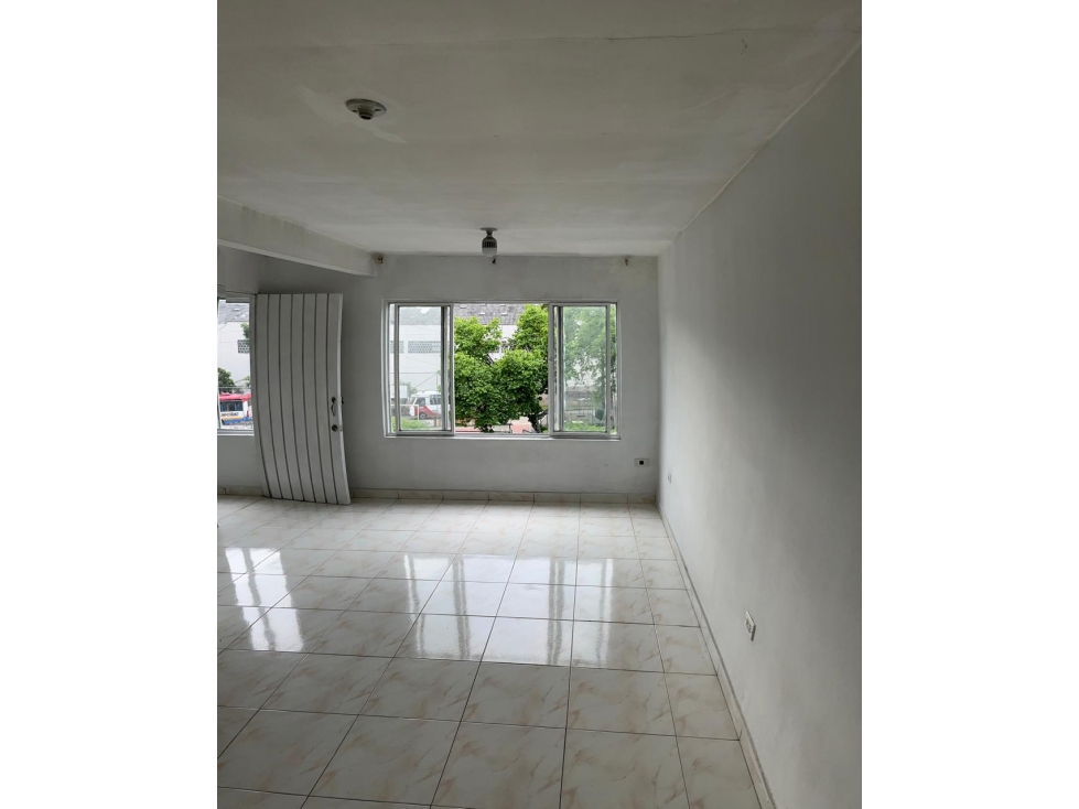 EDIFICIO DE TRES PISOS COMERCIAL SOBRE LA 34 EN EL BARRIO EL TRONCAL — foto 3