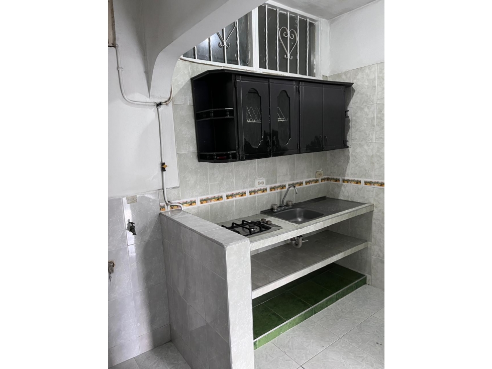 EDIFICIO DE TRES PISOS COMERCIAL SOBRE LA 34 EN EL BARRIO EL TRONCAL