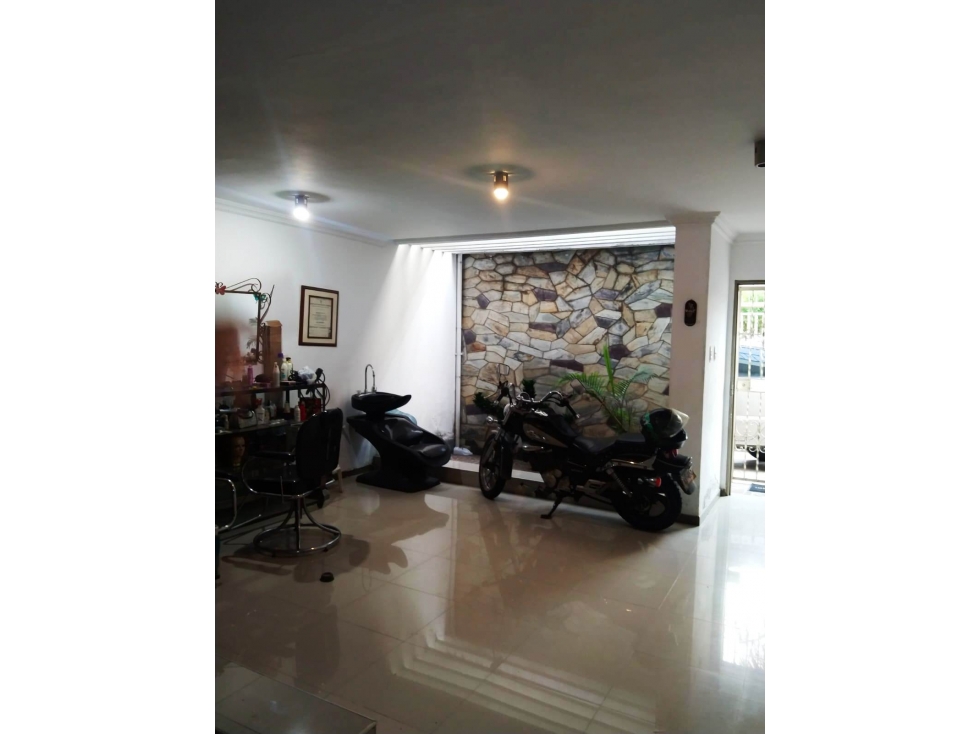 CASA EXTERNA EN EL BARRIO LA CAROLINA. A DOS CUADRAS DE PALMETTO. — foto 3