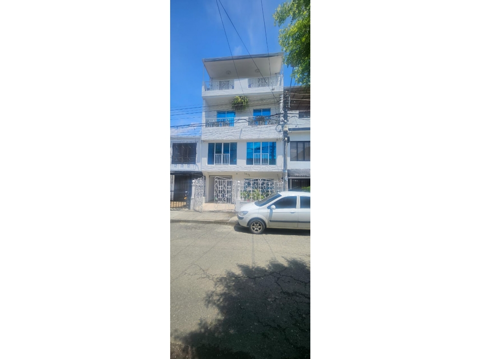 EDIFICIO DE 4 PISOS MODERNO EN CIUDAD 2000