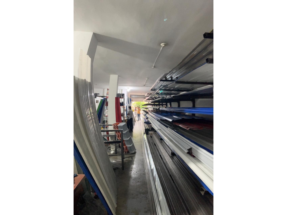EDIFICIO DE TRES PISOS COMERCIAL SOBRE LA 34 EN EL BARRIO EL TRONCAL — foto 6