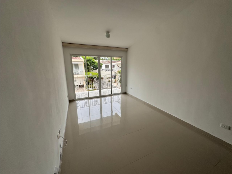 VENDEMOS CASA REMODELADA ESQUINERA EN CONDOMINIO EN LA HACIENDA. — foto 4