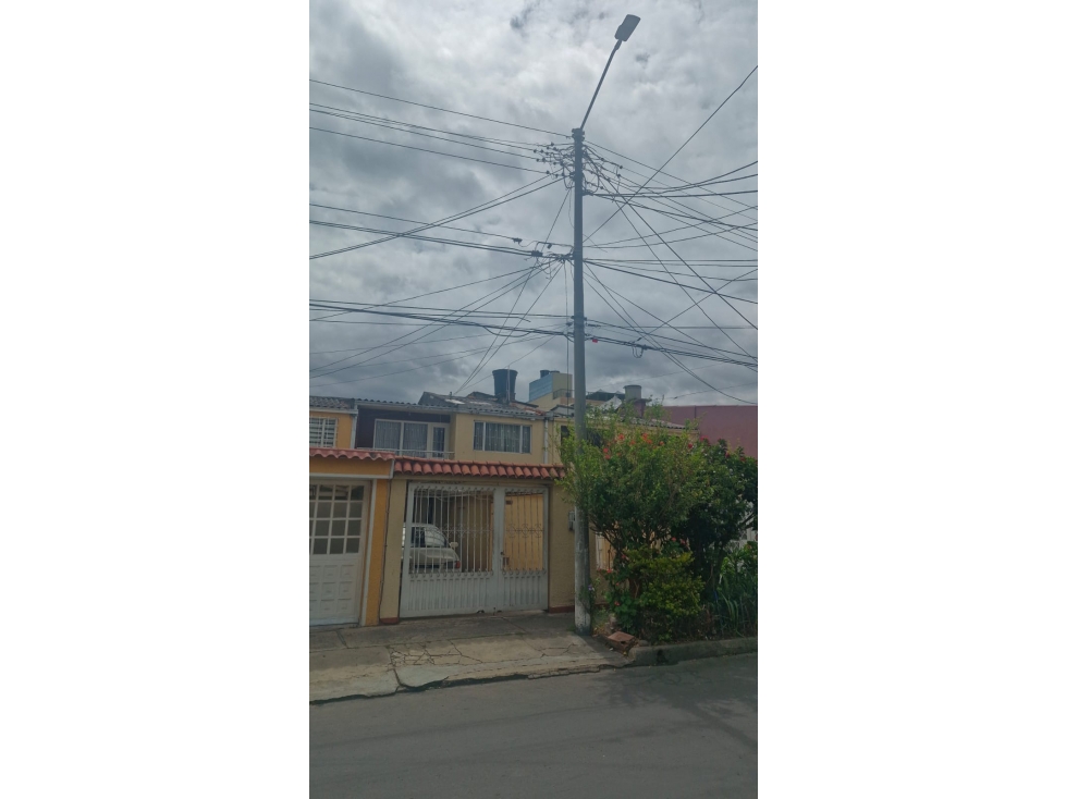 VENTA CASA MILENTA BOGOTÁ A 2 CUADRAS DE TRANSMILENIO — foto 2
