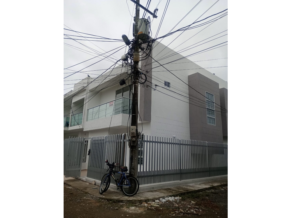 SC INMOBILIARIA VENDE CASA DE 2 PISOS EN B/ VILLA NATALIA MONTERIA