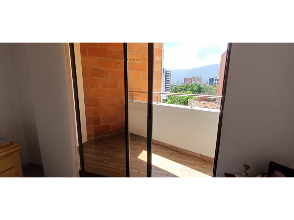 APTO EN LA FLORESTA. 2 BALCONES, EXCELENTE VISTA, AREA y UBICACION