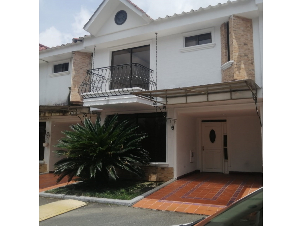 Casa en conjunto cerrado para la venta en el norte de Armenia Q.