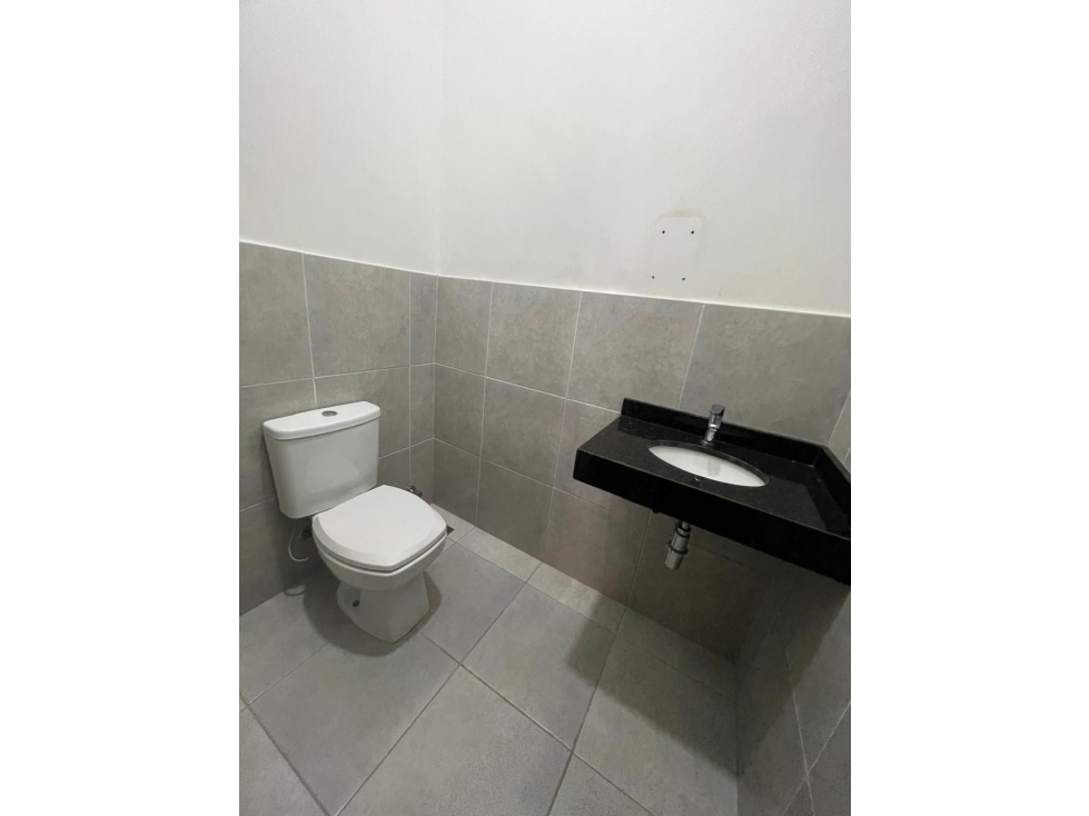 Local Comercial de 200m2 construido con 9 estacionamiento. - 2