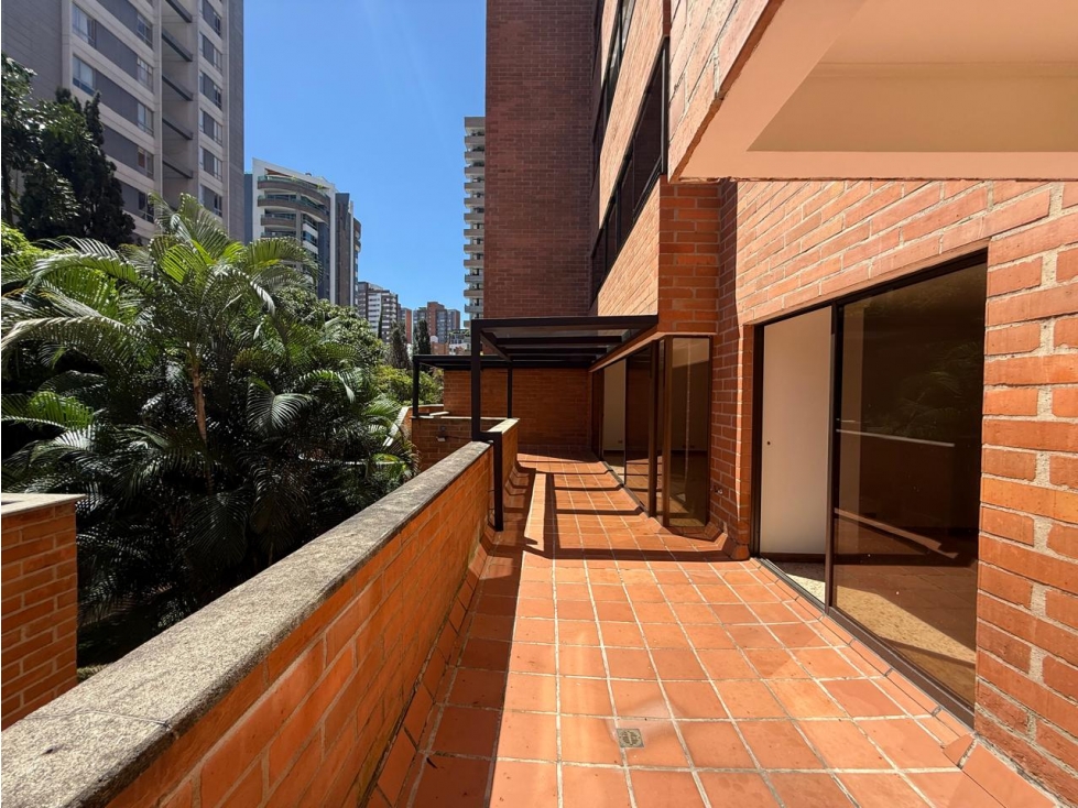 Apartamento con terraza en venta en El Poblado - Castropol  — foto 3