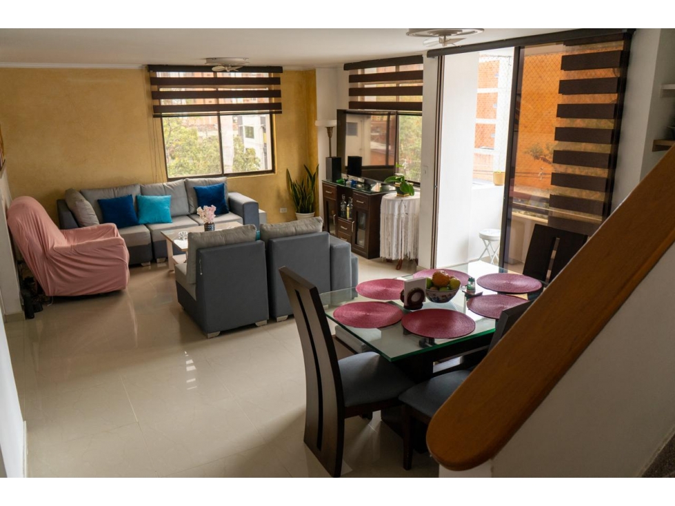 Amplio apartamento dúplex a la venta en Laureles
