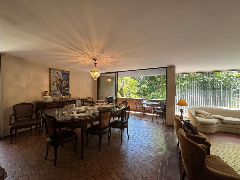 Amplio apartamento a la venta en El Poblado - La Tomatera 