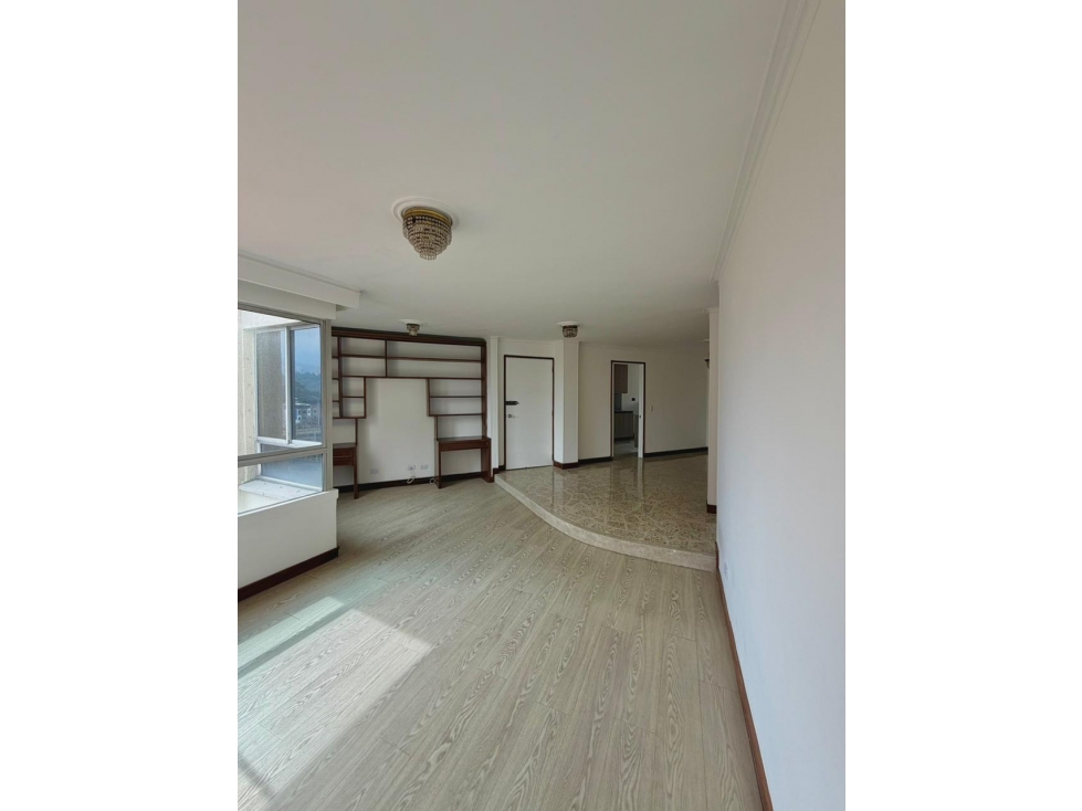 Amplio apartamento a la venta en Laureles