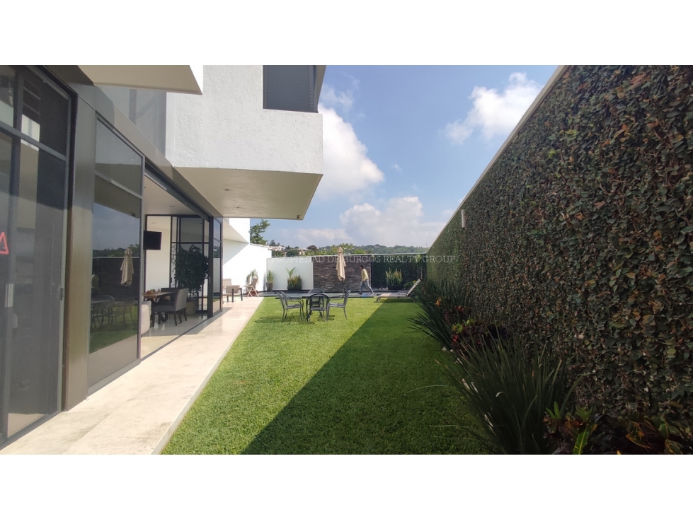 CASA SOLA EN VENTA EN RESIDENCIAL CORINTO - JARDÍN Y ALBERCA — foto 2