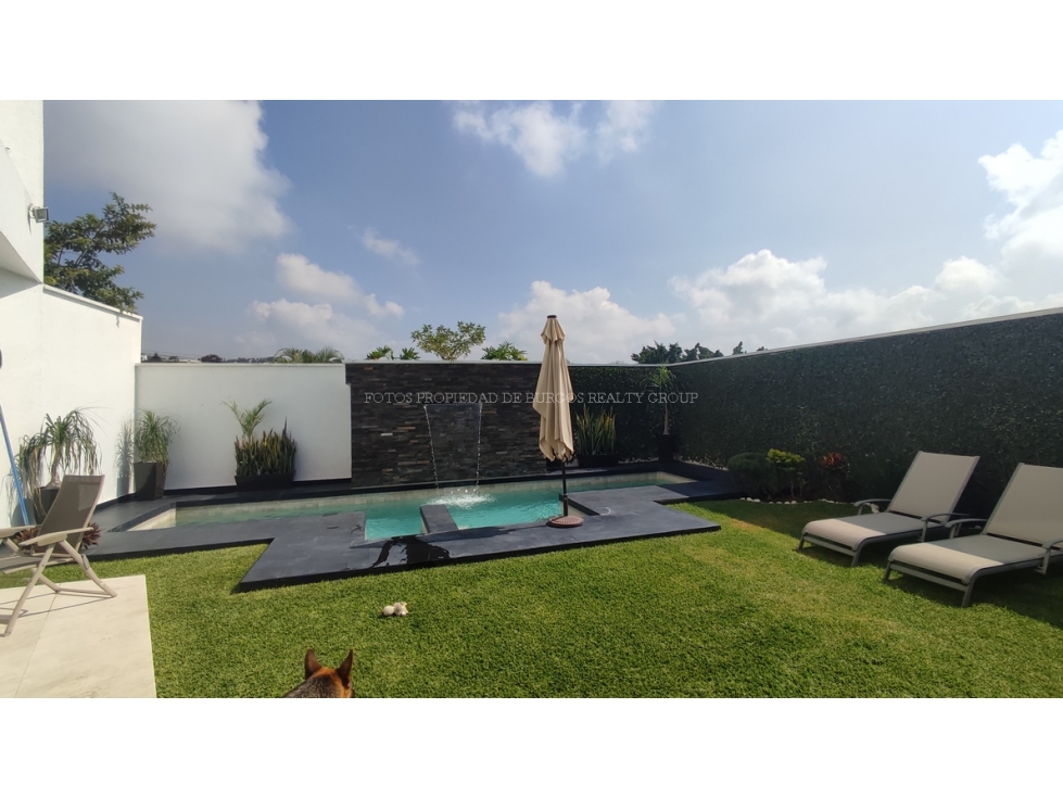 CASA SOLA EN VENTA EN RESIDENCIAL CORINTO - JARDÍN Y ALBERCA