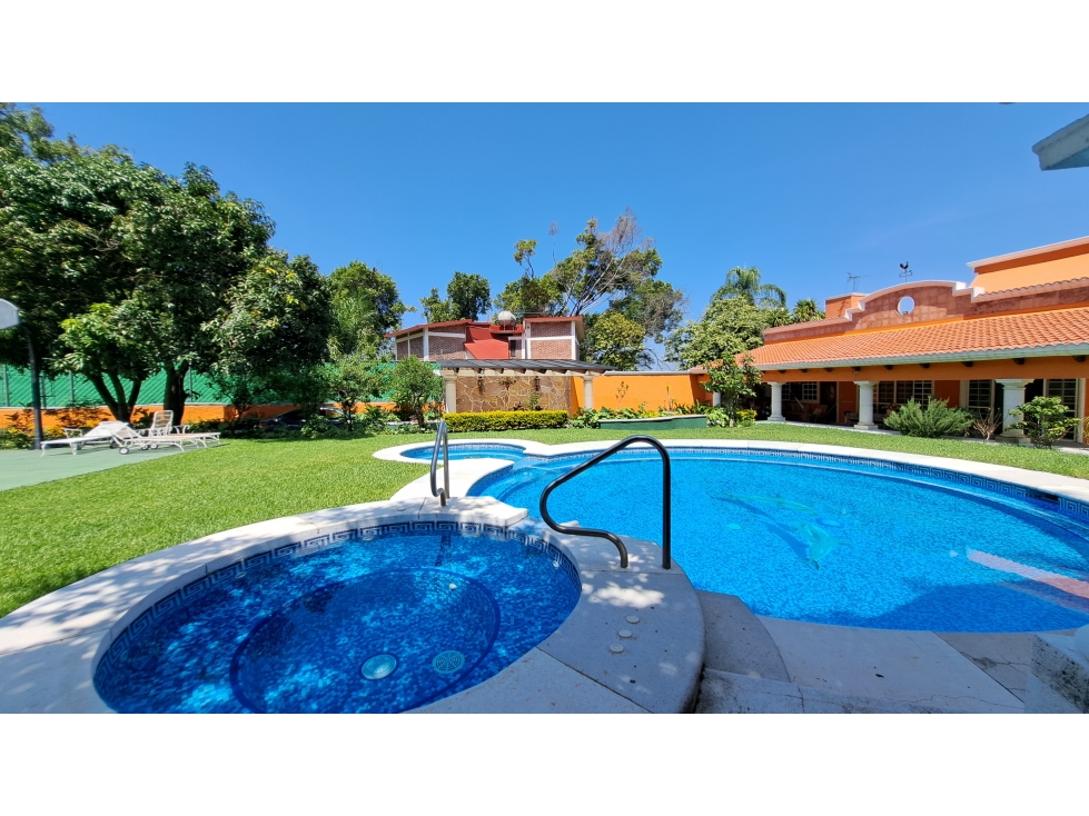 $7,900,000 CASA EN VENTACON ALBERCA Y JARDÍN Y 2 BUNGALOWS