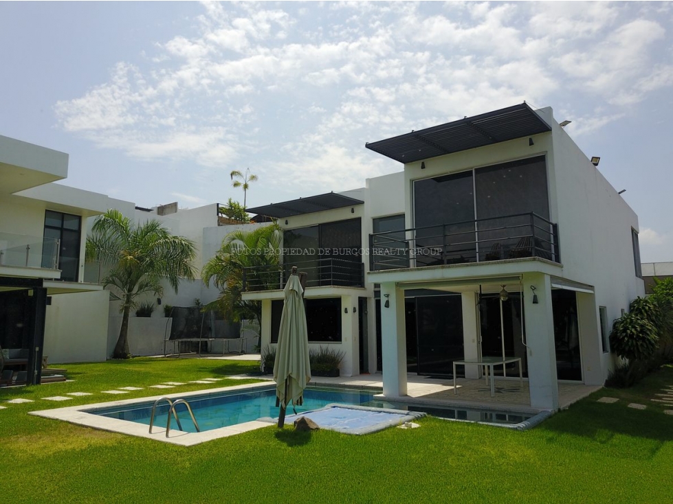 Casa Sola en Venta en Corinto Residencial - Jardín y Alberca