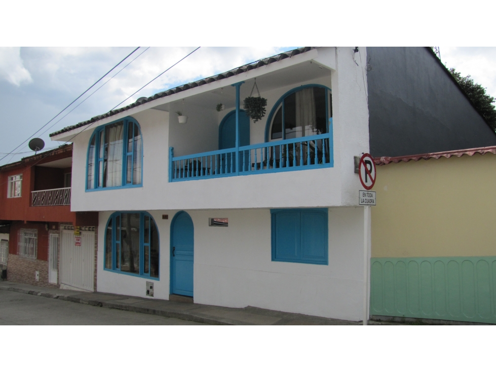 Casa tradicional con hotel moderno