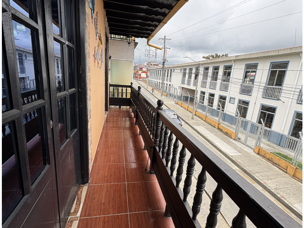 CASA DE DOS PISOS INDIVIDUALES — foto 2