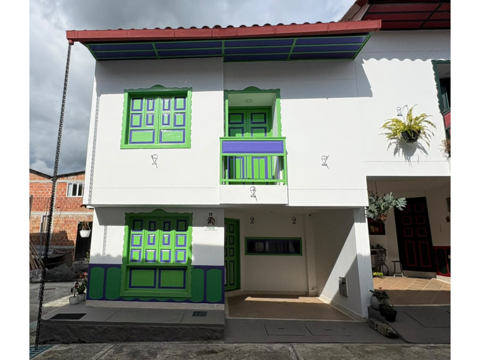 HERMOSA CASA ESQUINERA EN URBANIZACIÓN — foto 2